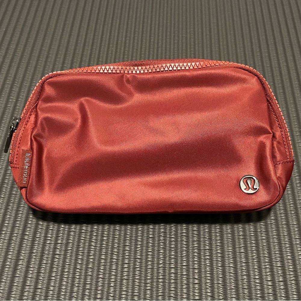 Lululemon Athletica Everywhere Belt Bag 1L Rare Maroon